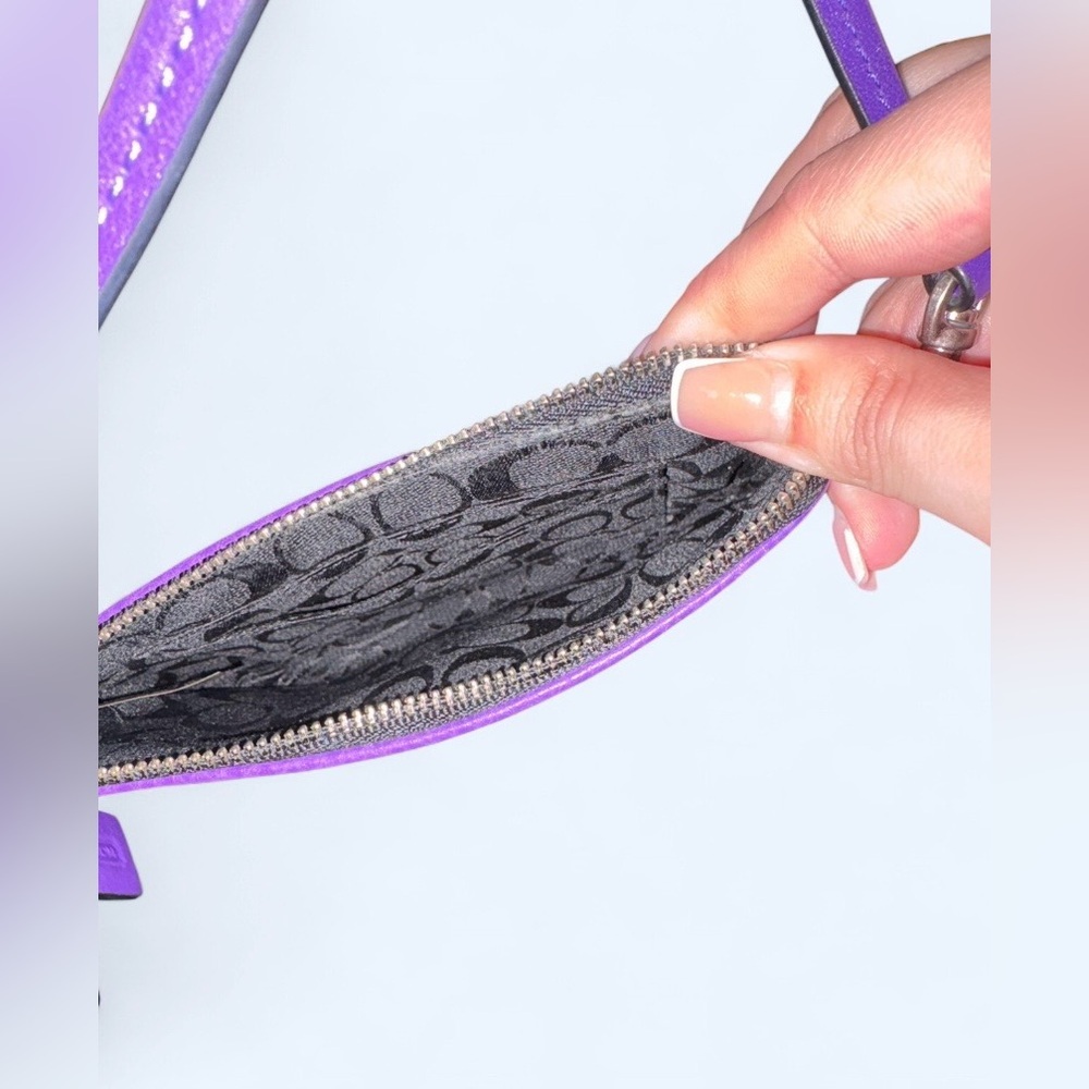 VINTAGE COACH Small Wristlet in Colorblock Purple Pebble Leather - Picture 6 of 10
